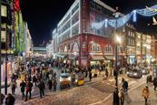 Christmas-shoppers-in-Covent-Garden